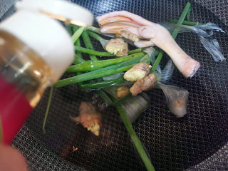 姜母鸭炖鲍鱼盅,锅中放入水，料酒，姜葱及鸭肉，进行焯水