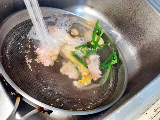 姜母鸭炖鲍鱼盅,移至水槽，快速冲凉，洗去浮末
