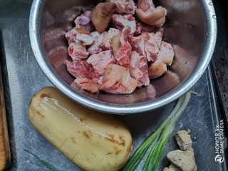 莲藕炖猪蹄,准备食材备用