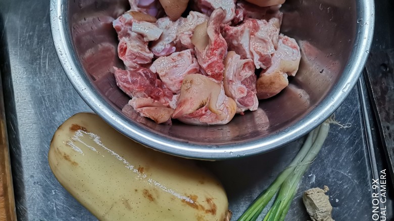 莲藕炖猪蹄,准备食材备用