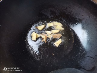 莲藕炖猪蹄,锅烧油，下入姜片炸香