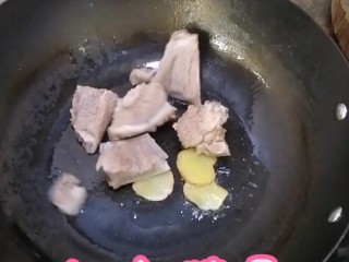 节补猪骨汤,热锅入油，爆香姜末，加入猪骨翻炒