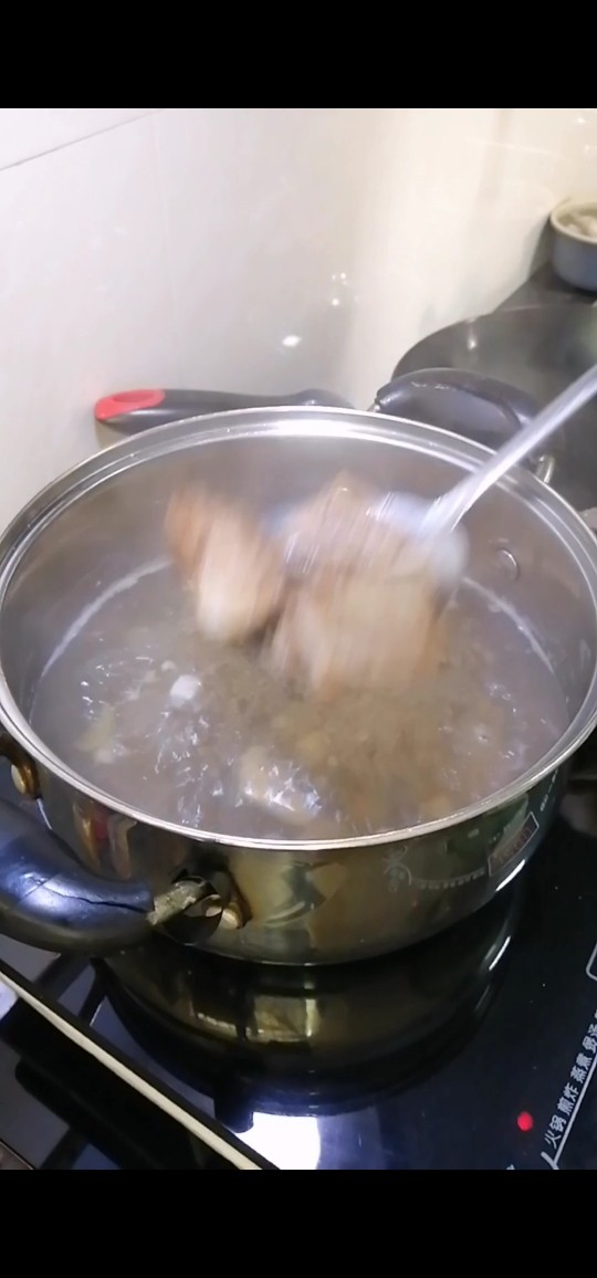 节补猪骨汤,把炒好的猪骨放入汤锅