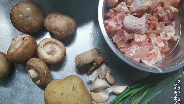 土豆香菇焖鸡,准备食材备用