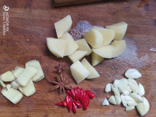 土豆香菇焖鸡,土豆切块，姜切片，小米椒切片，大蒜拍碎