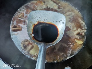 土豆香菇焖鸡,加入一勺老抽翻炒均匀