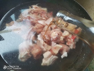 土豆香菇焖鸡,鸡肉冷水下锅加入适量的料酒煮出血末