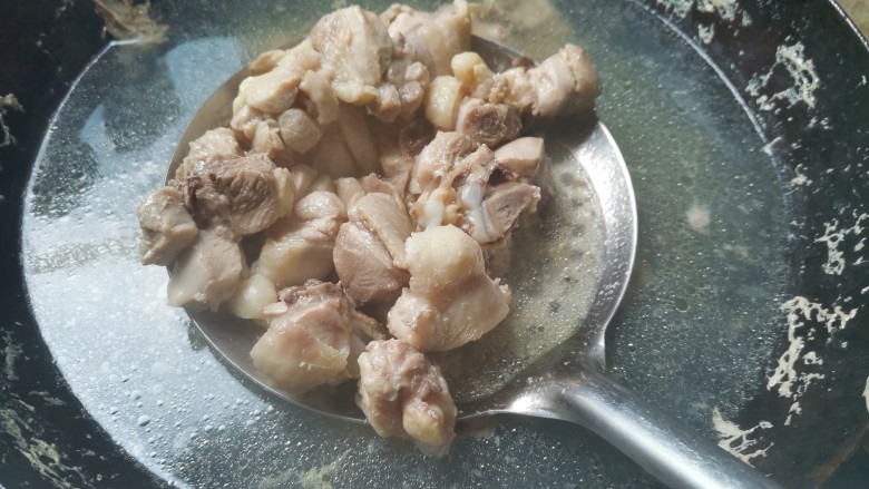 土豆香菇焖鸡,煮好捞出