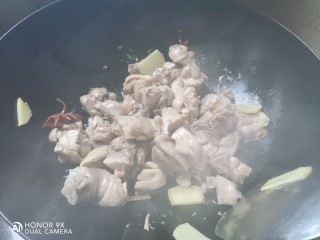 土豆香菇焖鸡,下入鸡肉翻炒均匀