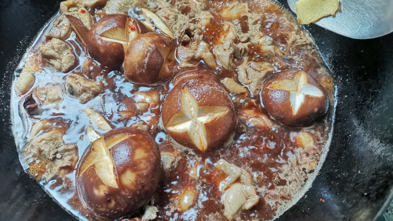 土豆香菇焖鸡,下入香菇