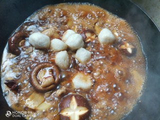 土豆香菇焖鸡,下入鱼丸继续炖