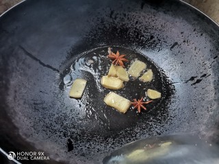 土豆香菇焖鸡,起锅烧油，下入八角，姜片炒香