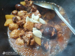 土豆香菇焖鸡,炖至汤收干，加入大蒜翻炒均匀即可出锅