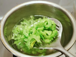 杂炒蔬菜,苦瓜放入开水中汆烫捞出备用。