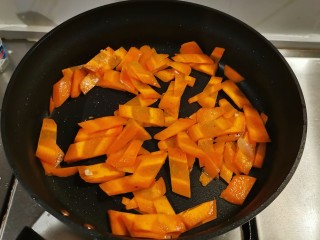 杂炒蔬菜,起油锅放入食用油，油热后放入胡萝卜片翻炒断生。