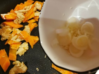 杂炒蔬菜,放入葱片和蒜碎去腥增香。