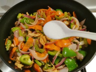 杂炒蔬菜,按自己的口味添加盐调味，翻拌均匀关火出锅。