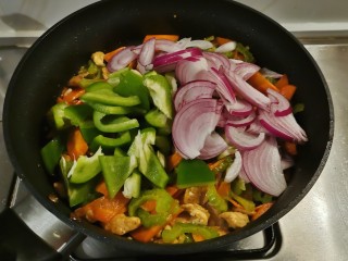 杂炒蔬菜,放入青椒和洋葱，翻炒均匀。