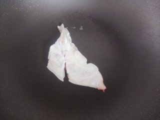 莲藕炖猪蹄,烧热铁锅，将猪蹄的皮在铁锅里烫一下