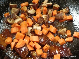 五花肉焖饭,倒入红罗卜，香菇