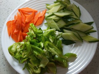 杂炒蔬菜,胡萝卜，黄瓜，辣椒切好。