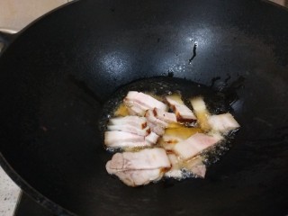 杂炒蔬菜,锅中倒入适量油烧热倒五花肉。