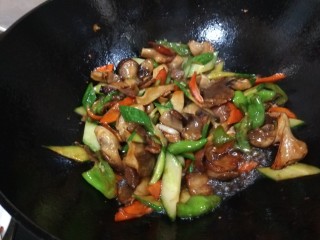 杂炒蔬菜,炒均匀加入鸡精调味儿，翻炒均匀出锅。
