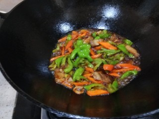 杂炒蔬菜,倒入胡萝卜，辣椒炒均匀。