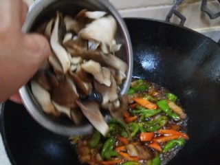 杂炒蔬菜,倒入焯水好的平菇。