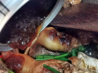 土豆香菇焖鸡,控一匙沙茶酱加入锅中