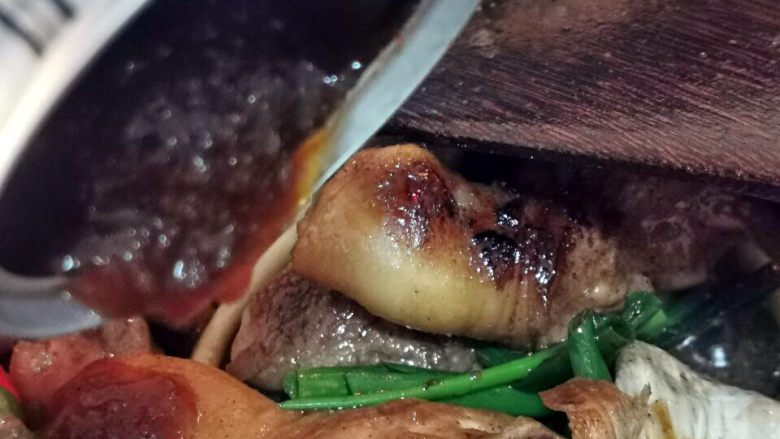 土豆香菇焖鸡,控一匙沙茶酱加入锅中