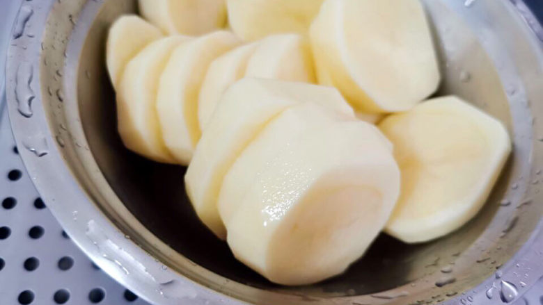 土豆香菇焖鸡,土豆去皮切片，上锅蒸20分钟