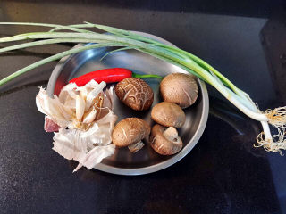 土豆香菇焖鸡,葱，蒜，香菇，红椒