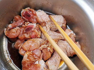土豆香菇焖鸡,生抽，老抽，糖，料酒，胡椒粉调匀成腌料，放入鸡块腌15分钟