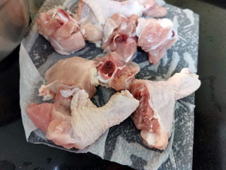 土豆香菇焖鸡,鸡腿斩小块，洗净控干水分
