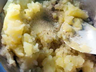 土豆香菇焖鸡,将土豆压成泥，加入盐，胡椒粉拌匀