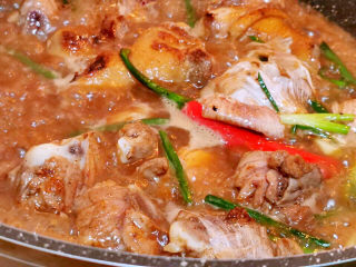 土豆香菇焖鸡,加蚝油，水，大火煮开，大约10分钟