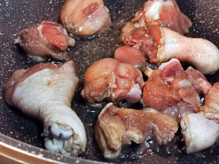 土豆香菇焖鸡,锅中下少许油，煎鸡块