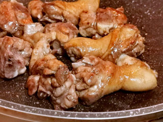土豆香菇焖鸡,煎至两面金黄色