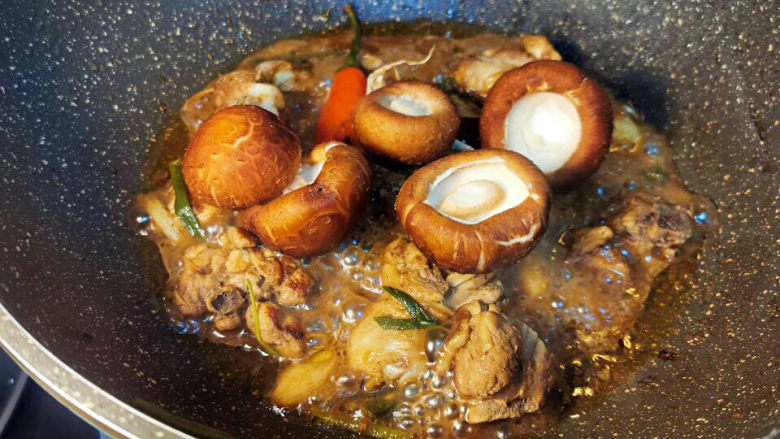 土豆香菇焖鸡,小火收汁后，加入香菇