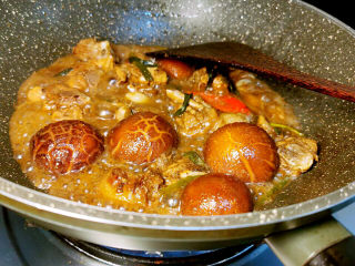 土豆香菇焖鸡,继续烧至入味