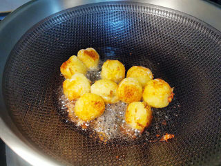 土豆香菇焖鸡,土豆球下锅油炸