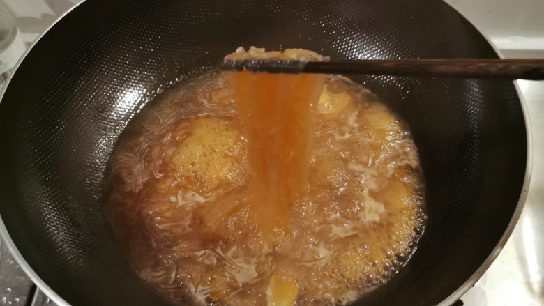韭菜豆芽炒粉丝,粉丝煮至入味出锅。