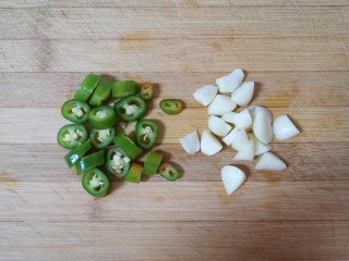 杂炒蔬菜,大蒜和线辣椒分别切碎备用。