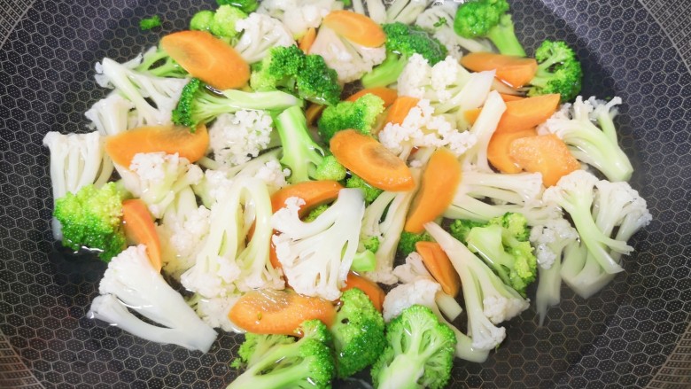 杂炒蔬菜,下入胡萝卜片烫一分钟，捞出过凉水。