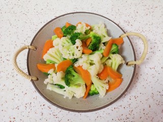 杂炒蔬菜,控一下水分备用。