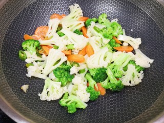 杂炒蔬菜,下入焯过水的西兰花、有机菜花和胡萝卜翻炒均匀。