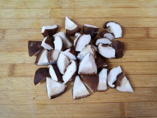 土豆香菇焖鸡,香菇洗干净切成小块。