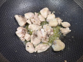 土豆香菇焖鸡,炒锅内倒适量的菜籽油烧热，下入鸡块翻炒至表面微微焦黄。