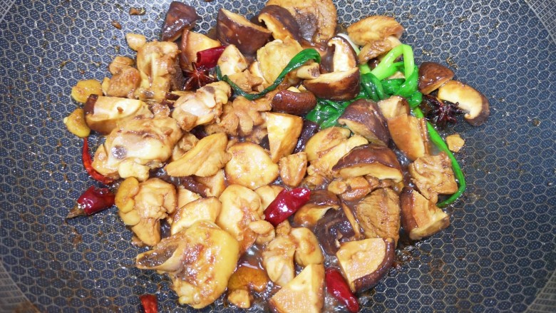 土豆香菇焖鸡,下入香菇翻炒均匀。